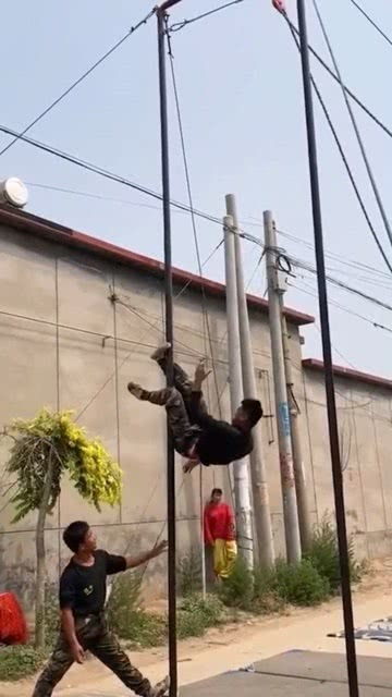 钢管上的逆天舞者 杂技师傅的极限艺术